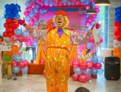 Tak Gengsi, Polisi Ini Jadi Badut Sulap Usai Dinas demi Nafkah Tambahan