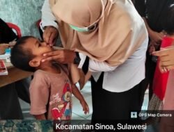 UPT Puskesmas Sinoa Berikan Vitamin A Pada Anak di Desa Bonto Bulaeng, Orang Tua Anak Terlihat Antusias Dampingi Anaknya